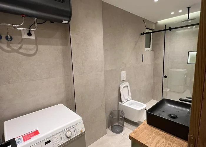 Juna's Blissful Vlorë